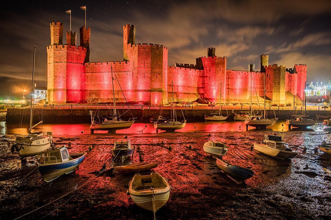 visitwales's tweet photo. Caernarfon Castle in red to support the Poppy Appeal. Follow https://t.co/1PTDMrmrRq for more amazing images. 
📷: https://t.co/263eq4bmzP https://t.co/4mEvzq1Rka