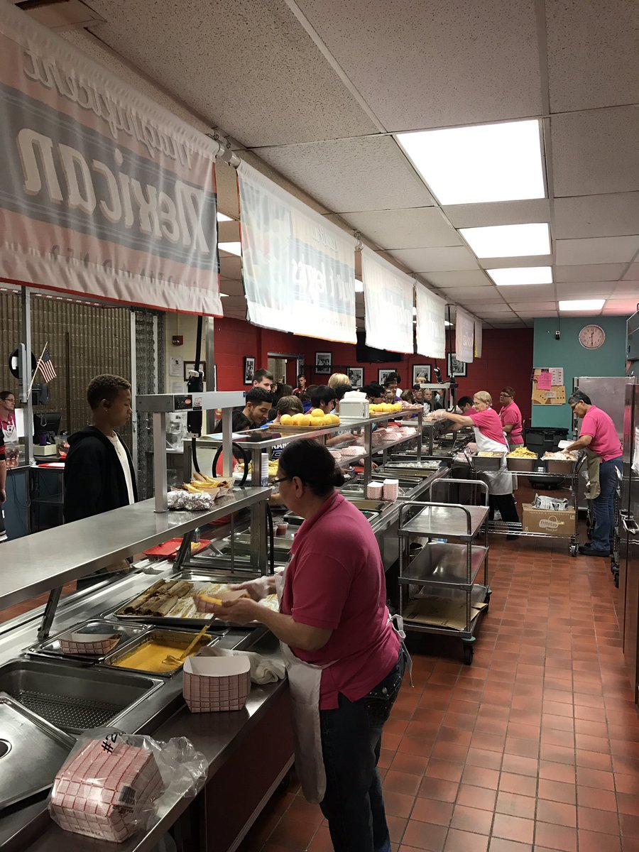 KevinCaseDSD's tweet image. It is always fun to see what's cooking at food service. #FastFriendlyService.  @Emporia253 #EmporiaProud @katerdenise @brlihr