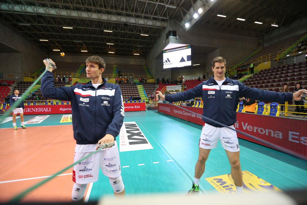 trentinovolley's tweet photo. #PalaOlimpia di #Verona, squadre in campo per il riscaldamento pre-gara (@PHOTOTRABALZA) https://t.co/SWdBlf2T1u