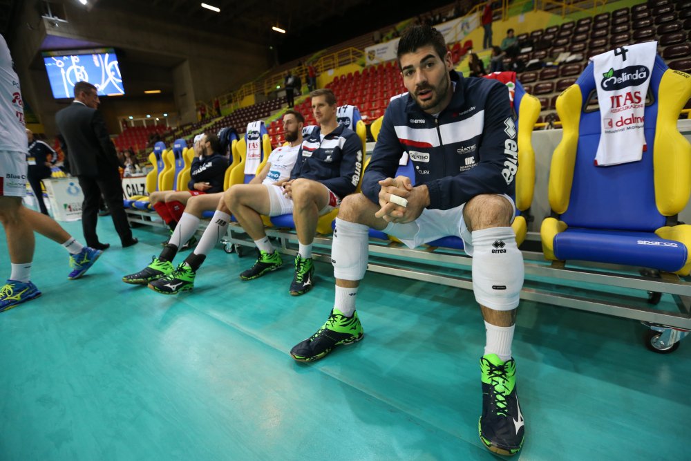 trentinovolley's tweet photo. #PalaOlimpia di #Verona, squadre in campo per il riscaldamento pre-gara (@PHOTOTRABALZA) https://t.co/SWdBlf2T1u
