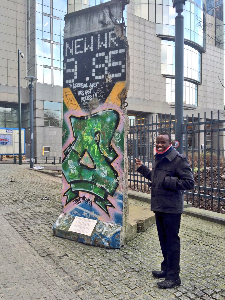 UsaamaK's tweet photo. To all those feeling cynical, remember 27 years ago today we tore down #BerlinWall &amp; so remember walls that divide us can always come down. https://t.co/8CKfxw1EZV