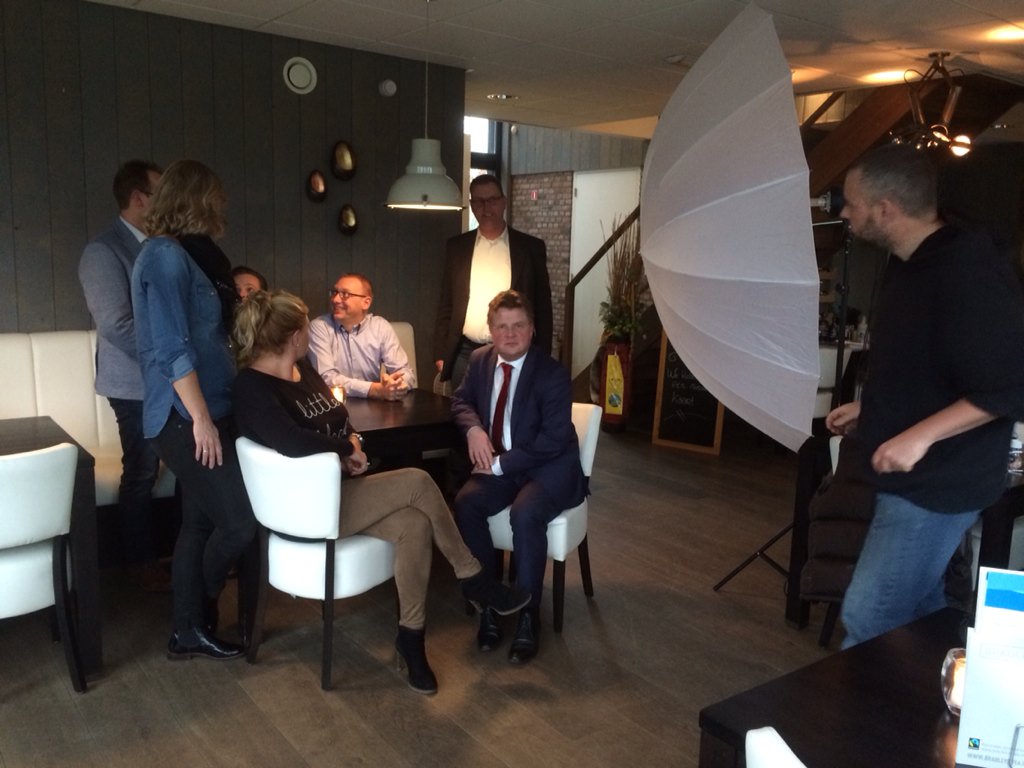 GeurtMouthaan's tweet photo. Ondertussen in Noordeloos: fotoshoot voor de cover van ons businessmagazine Bedrijvig. #hetkontaktmedia https://t.co/DWlyMO2STN