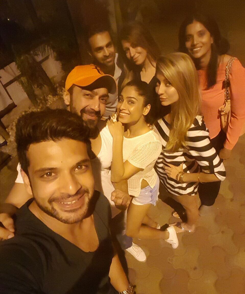 VJAnusha's tweet photo. Love these people!!! #suchafunnight #laughedallnight #pottymouth #privatejoke 💩😉😂 https://t.co/b15GTiq1Zg