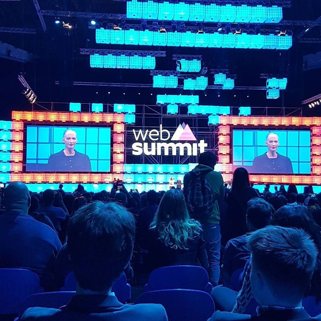 TheDarkPixel's tweet image. Une conversation entre Mike Butcher de @techcrunch et une androïde sur la scène du #WebSum… instagram.com/p/BMl-3-0hgy5/