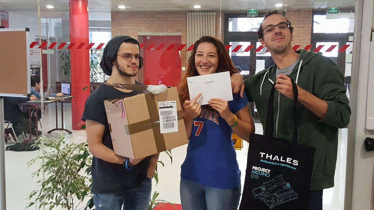 TdChi_Duong's tweet image. Challenge #ThalesArduino: L'équipe PluggiTeam @isenlille reçoit et déballe le kit! @thalesjobs @arnoblondeel @EmmanuelleGORE