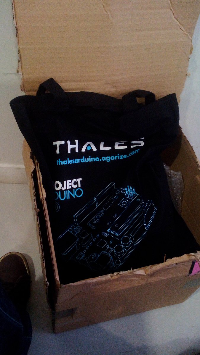 TdChi_Duong's tweet image. Challenge #ThalesArduino: L'équipe PluggiTeam @isenlille reçoit et déballe le kit! @thalesjobs @arnoblondeel @EmmanuelleGORE