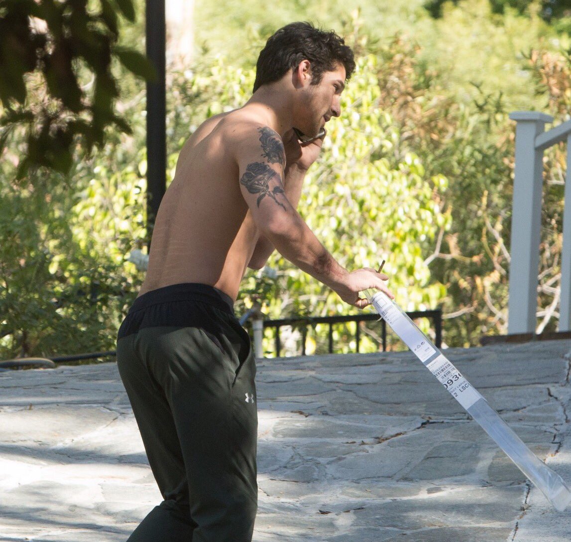 Tyler Posey cleaning his garagepic.twitter.com/imje4l3LtK.