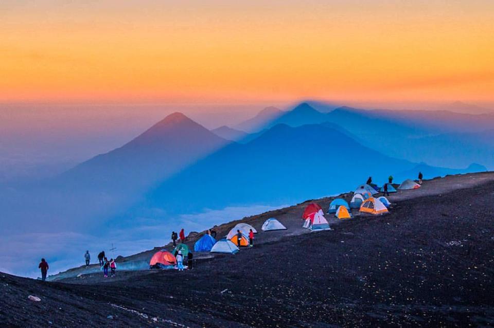 Espectacular amanecer desde el Volcán de #Acatenango con su sombra proyectada en la Cadena Volcánica. Foto de @DaveRojasLGt #AsiEsMiTierra