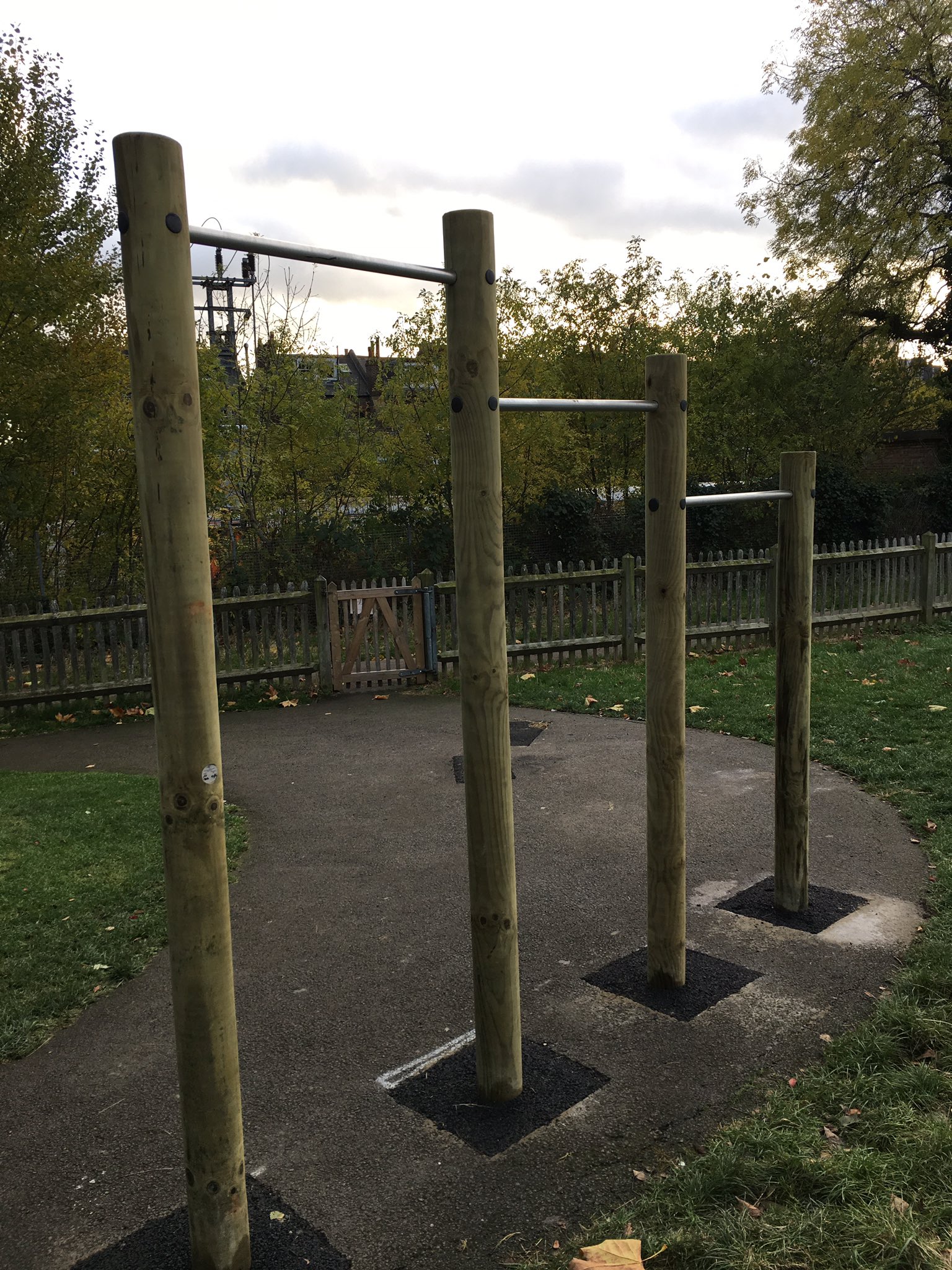 Hampstead Heath on X: New gym equipment has now been installed on our trim- trail. Pull-up bars, monkey bars and hop-up steps.   / X