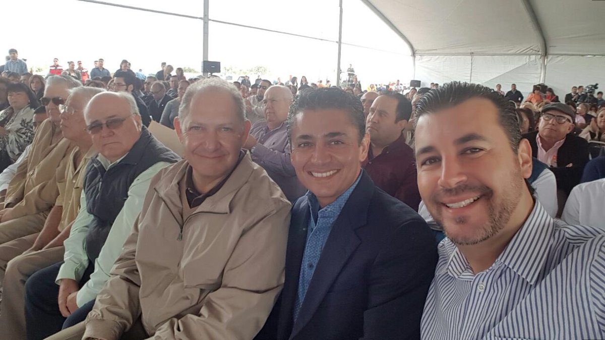 MiguelMery's tweet image. Con mis amigos Delegados Federales @garzaflores2011 @alfredomafudk primera piedra centro de convenciones de Torreón