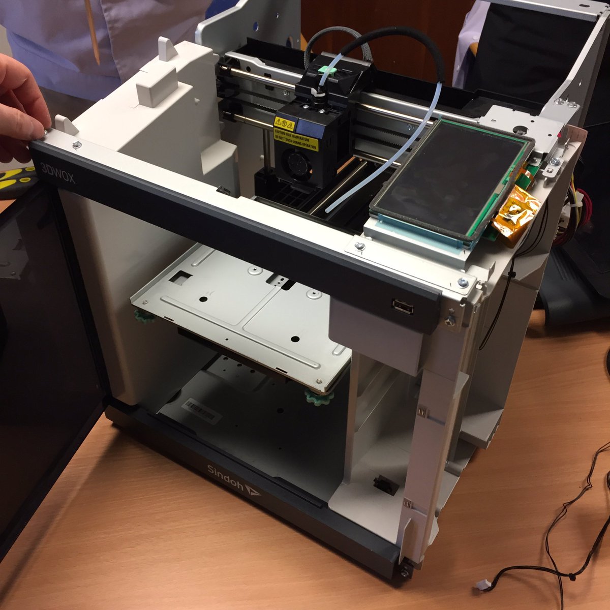 Sean found a screw driver and too our 3DWOX apart,. In the middle of our Technical training with Choi and Ryan from Sindoh #@3dwox_sindoh