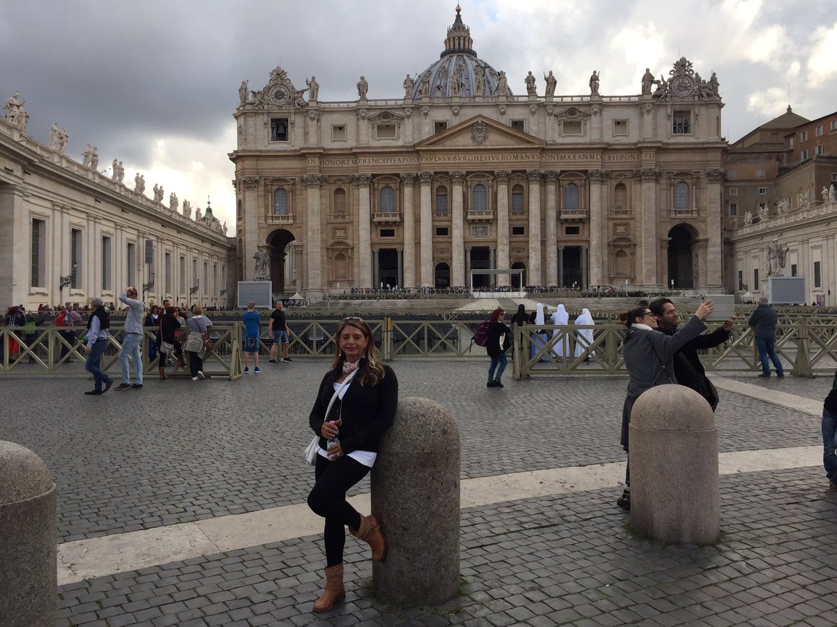How beautiful is this??? St Peter's in Vatican City!