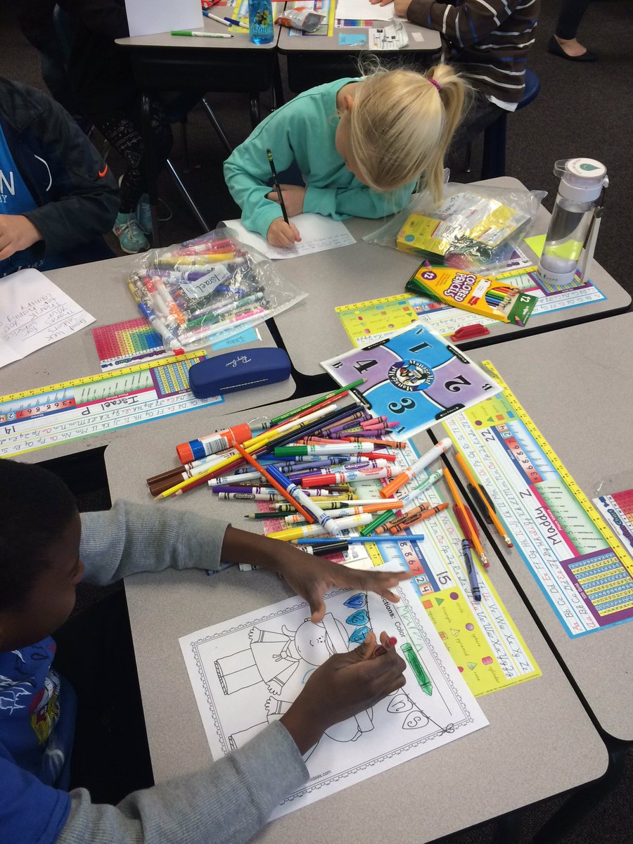 138minions's tweet photo. Making letters for the #10,000forthetroops @stylzandroman https://t.co/vvwDp0WwnM