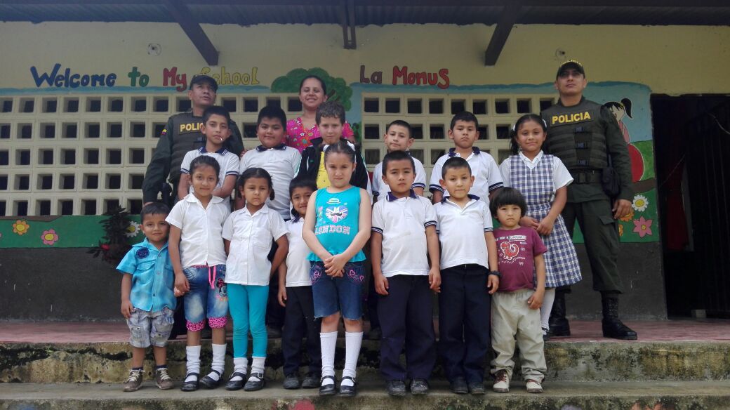 HuilaPolicia's tweet photo. ☝Actividad Recreativa con niños👦👧👶 integrantes de una escuela de la vereda la #Monus en #SanAdolfo #Huila #JuntosPorLosNiños https://t.co/oUBa8YA8r5