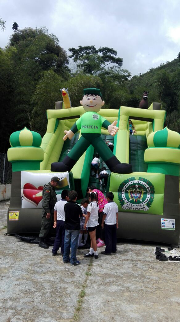 HuilaPolicia's tweet photo. ☝Actividad Recreativa con niños👦👧👶 integrantes de una escuela de la vereda la #Monus en #SanAdolfo #Huila #JuntosPorLosNiños https://t.co/oUBa8YA8r5