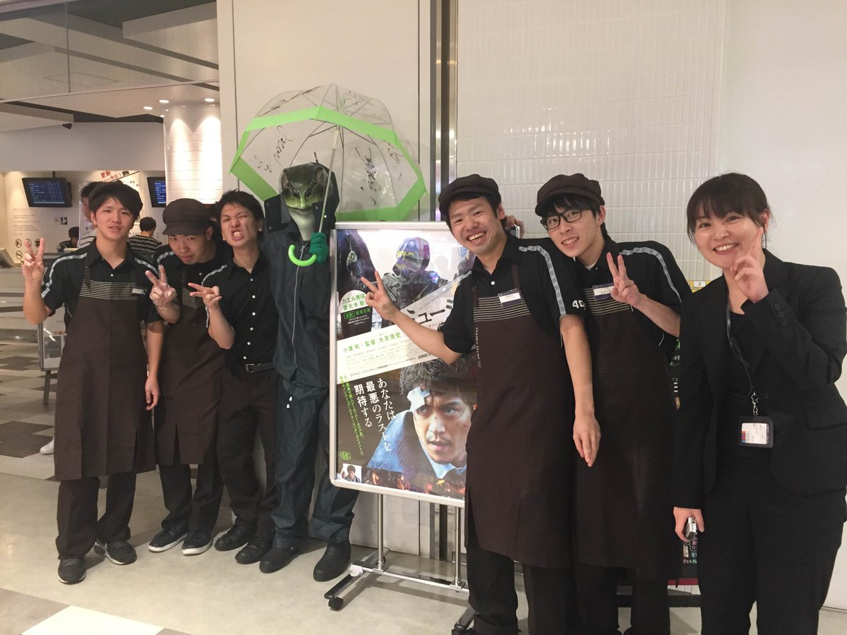 映画 ミュージアム 公式 カエル男 長崎に出没 11月6日は ユナイテッドシネマ長崎 に出没 チケットもぎりの刑 を受け お客様を誘導しながらテキパキお仕事 劇場スタッフさんの笑顔が最高でした ミュージアム カエル男を探せ 映画 ミュージアム 公式 カエル男 長崎に出没 11月6日は ユナイテッドシネマ長崎 に出没 チケットもぎりの刑 を受け お客様を誘導しながらテキパキお仕事 劇場スタッフさんの笑顔が最高でした ミュージアム カエル男を探せ