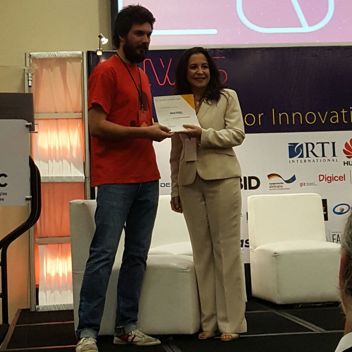 ssiweek's tweet photo. En estos momentos Maria Estela Lemus, de  CasaTIC, entrega diploma a ponente #SSIW https://t.co/r8U8epdEmE