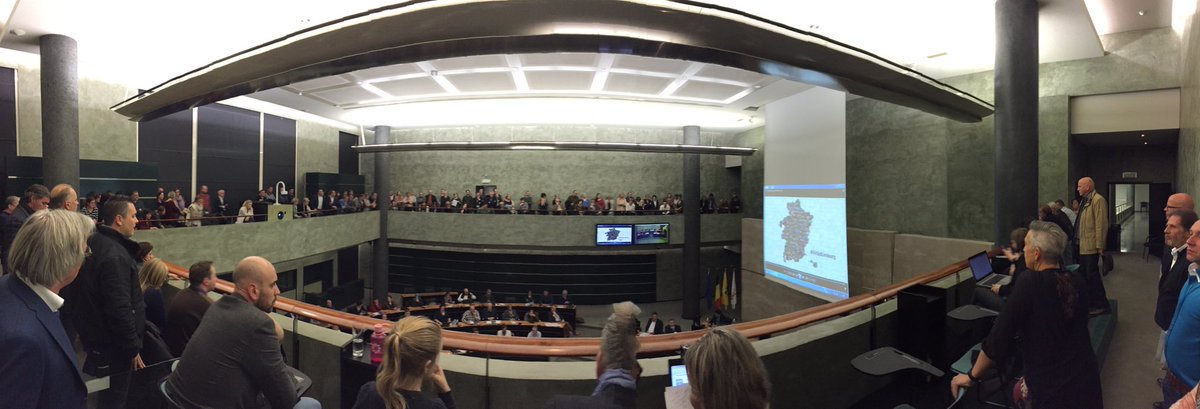 Grote belangstelling op de publieksbanken voor beleidsverklaring Erik Gerits. Of zou het voor die van Igor Philtjens zijn 😉