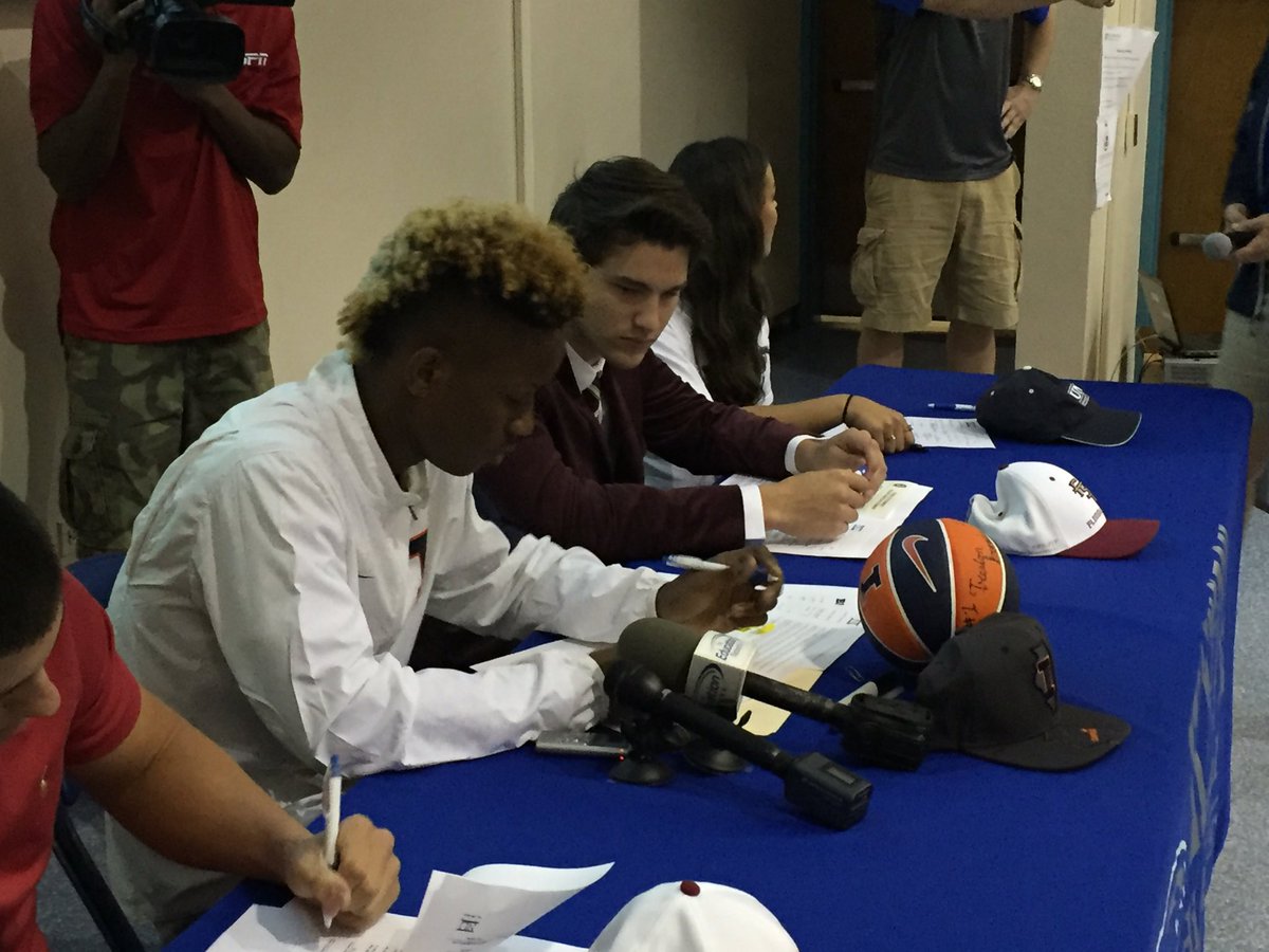 DuseReport's tweet photo. Wellington '17 PG Trent Frazier signing his #NLI with #Illinois. #Illini. @WHS_athletics1 @_Trentfrazier1 https://t.co/029SgXrF99
