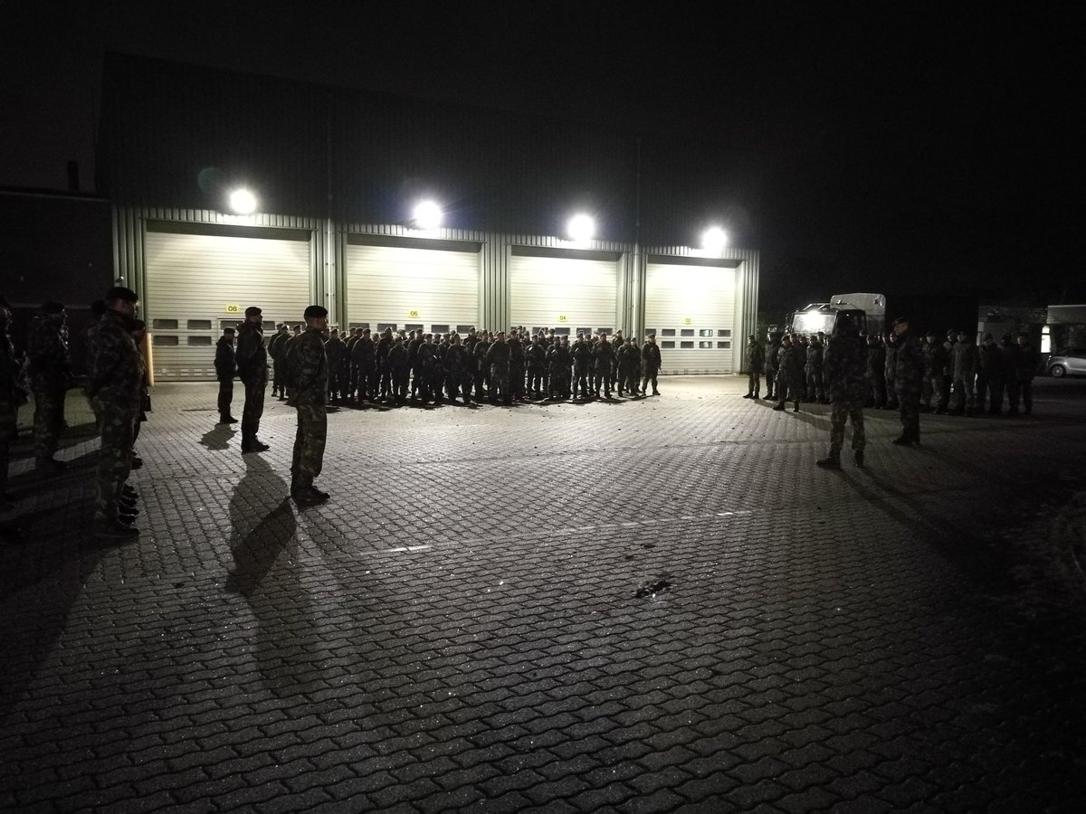 Rijnkooi's tweet photo. Eindappel militairen #Alert2016. Eenheden en partners bedankt voor leerzame samenwerking! @43MechBrig @landmacht @VRTwente @URENCONederland https://t.co/qQZeMTIkJx