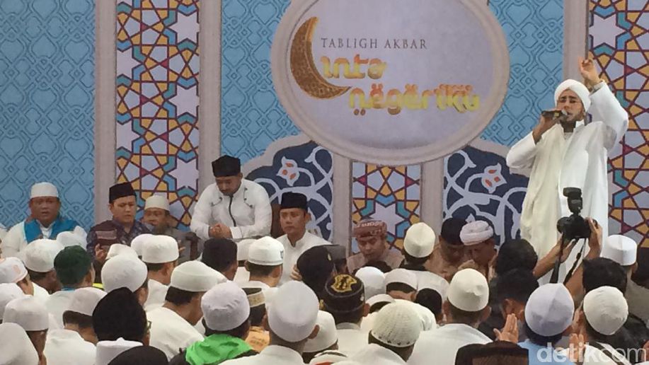 detikcom's tweet photo. Hadiri Tabligh Akbar di Rawa Sari, Warga Doakan Agus Jadi Gubernur https://t.co/CZ351Y7vH7 https://t.co/x8rHRS3z3Y