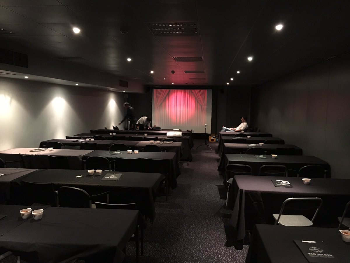 rkettelerij's tweet image. 35 Java questions: CHECK.
Peanuts, chips: CHECK.
Fridge full of beer: CHECK.
All set for the #Devoxx2016 Java Pubquiz.