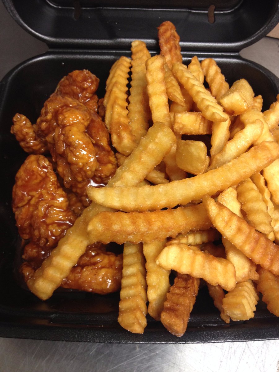 WingsOverMKE's tweet photo. Happy #WingsOverWednesday! RT this for a shot at a free pound of boneless wings! Must follow to be eligible to win! https://t.co/pQcP5tpJ8C
