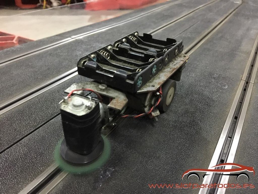 SlotParaTodos's tweet image. &quot;Manolito&quot; haciendo trabajos de limpieza. #slotcar #roboclean @ninco instagram.com/p/BMmRAUphnz6/