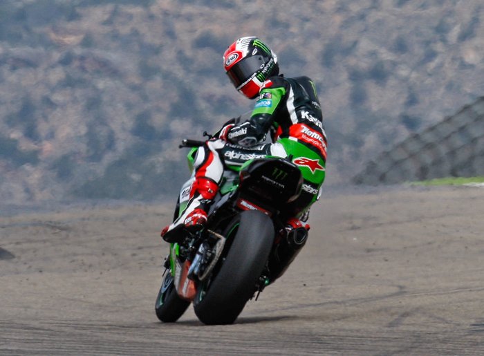 PoderdeLaBarba's tweet photo. #LookingBehind @jonathanrea https://t.co/f7Y7VEYVzl