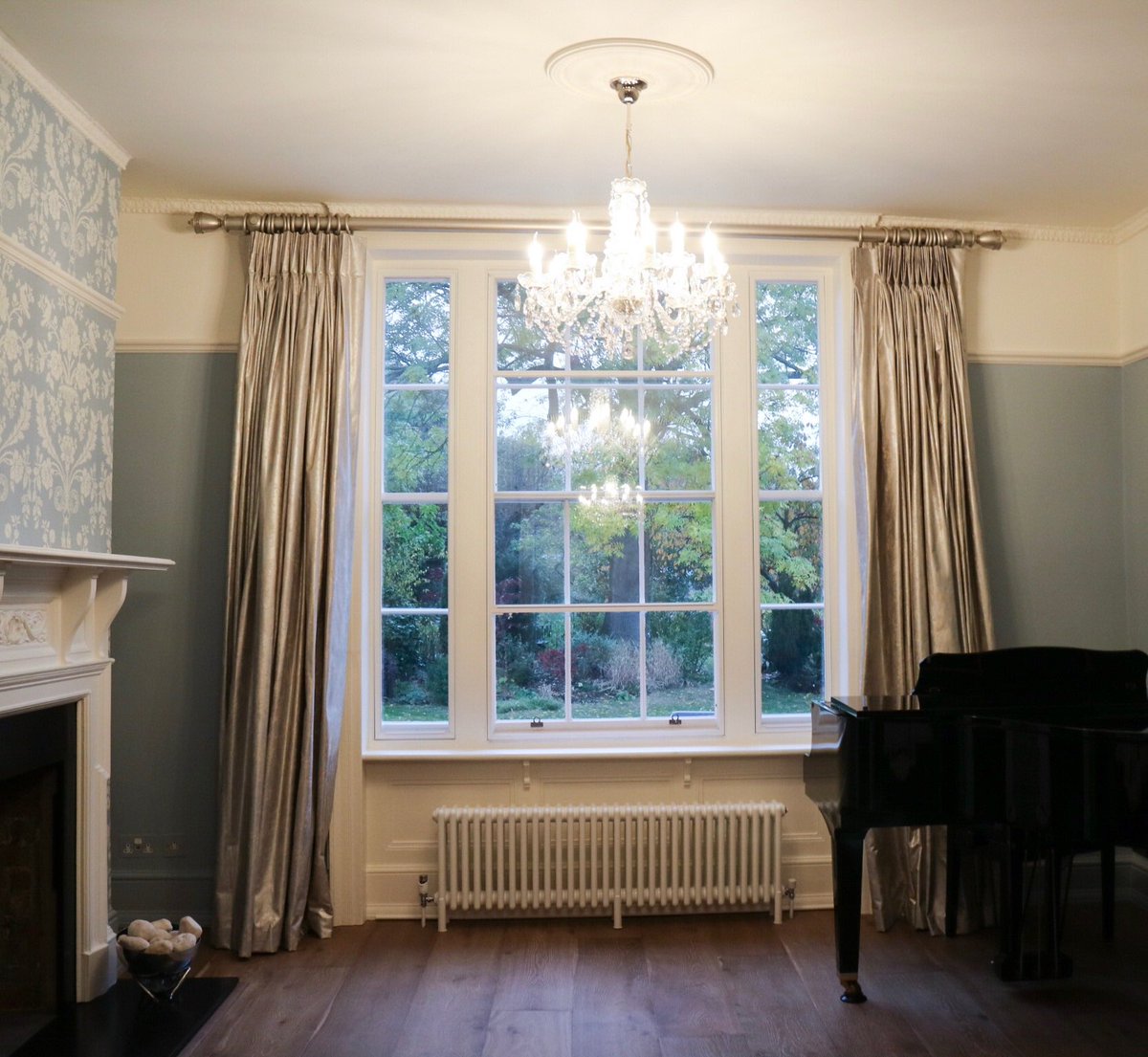 hillbespoke's tweet photo. High glamour for this elegant drawing room. #Curtains &amp; a Roman #blind in Olivia Bard fabric. Pole by Byron &amp; Byron @OBinteriors https://t.co/1V6F4J9v4W