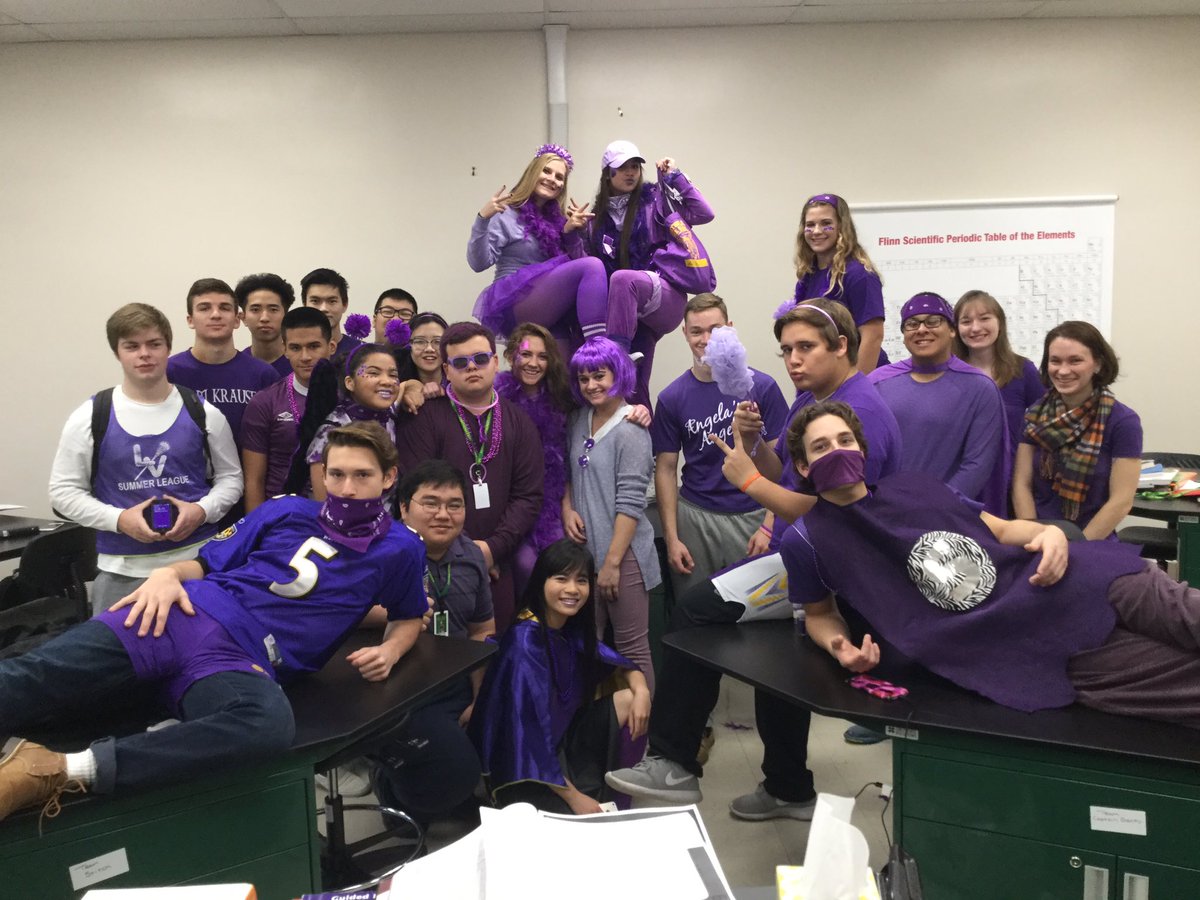 ACCHSSC2017's tweet photo. The senior homerooms were shining with color today!!! 🌈 #SWEEK #L17 https://t.co/kXqEkyxOPN