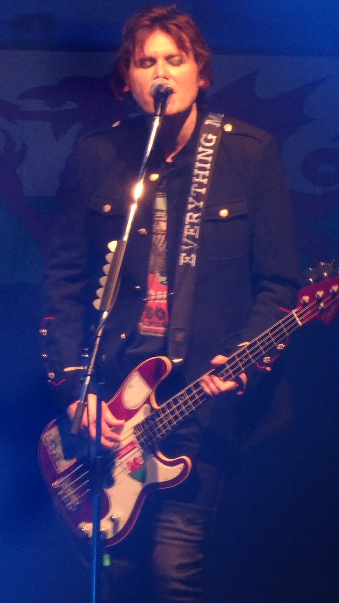 prodigalson8's tweet photo. MANIC STREET PREACHERS@コースト11/8everything must go2ndをフィーチャーしたセットにソロでアコースティック＋盛り上がる定番曲と至れりつくせりの2時間。曲のフックとビート、sing alongできる親しみやすさ。
愛されるわけです https://t.co/3NONuROP5M