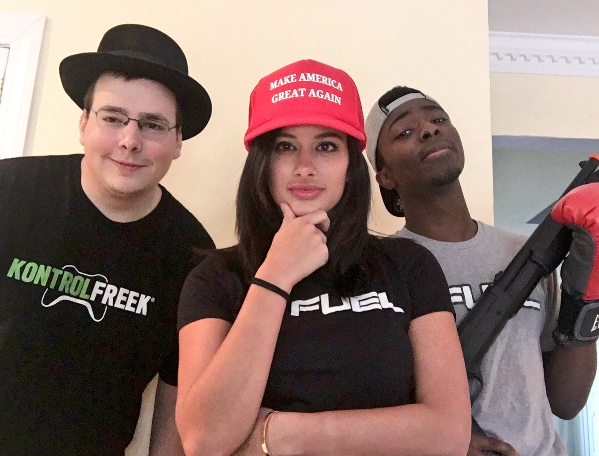 WhosChaos's tweet image. Doing a roast video! ROAST US!!! 🔥Best roasts get included into the video #TKRoast