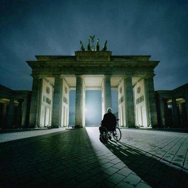 KarelPatak1's tweet photo. Myslím, že není lepší fotky k dnešnímu výročí pádu Berlínské zdi než této: Helmut Kohl u Brandenburské nrány https://t.co/masHjGFHnh