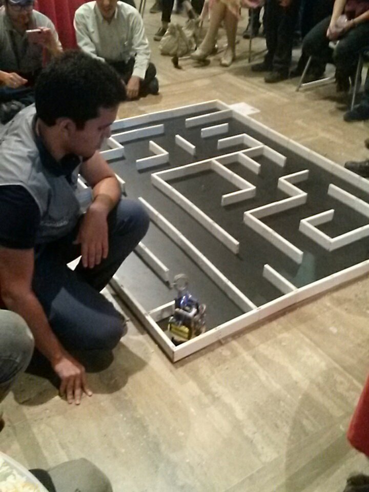 USBBots's tweet photo. Inicia la última ronda de laberinto. https://t.co/ILow7FLWEF