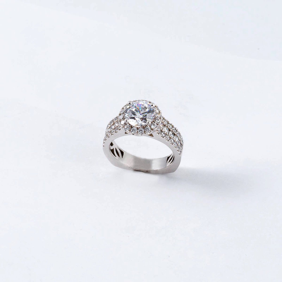 MAJewellers's tweet photo. #weddingWednesday is our favourite 😍💕 #engagementrings #yeg https://t.co/sTgjwdICo6
