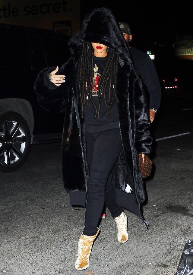 therih_up's tweet photo. Rihanna in a #FENTYxPUMA oversized jacket. https://t.co/MhkNhUVlPJ