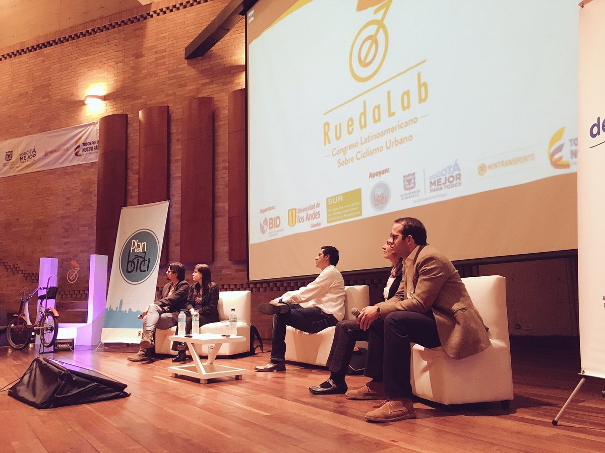 JDCastellanosO's tweet photo. En #RuedaLab2016 exponiendo la necesidad de hacer de la #SemanaBici2016 un patrimonio de los bogotanos https://t.co/riKFGFacUM
