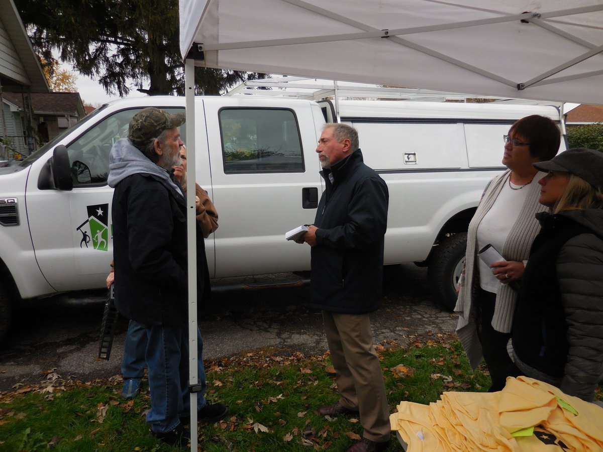 ModconLiving's tweet photo. Jim Weiker is here! The Columbus Dispatch interviewed our veteran homeowner and captured the great work our volunteers do! #53Vets https://t.co/9jUwohPdty