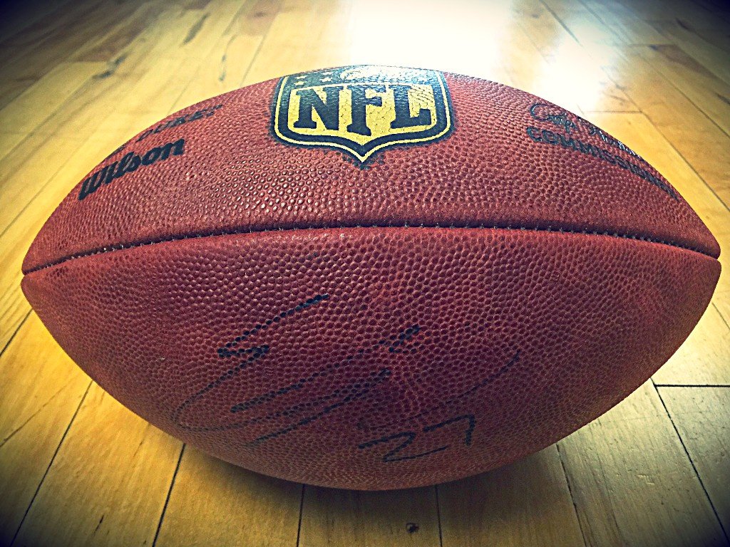 Lil_Eazy_Ana_42's tweet photo. I do it fa my fans! Comment below to show some love and win this signed ball.🏈 #RoadToRecovery https://t.co/BptCrY1BvU