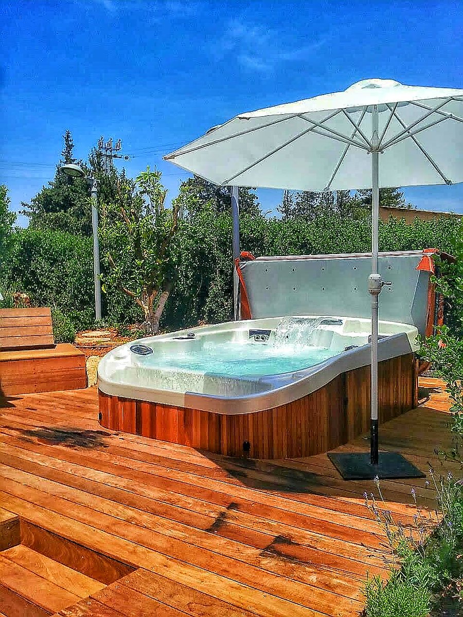 sharongsb's tweet photo. Cedar cabinet @CoastSpas Niagara vanishing end spa with Ipea wood decking. Made in Canada 🍁🍁🍁
#coastspashottubs #ilovecoastspas https://t.co/b1jztjlC8P