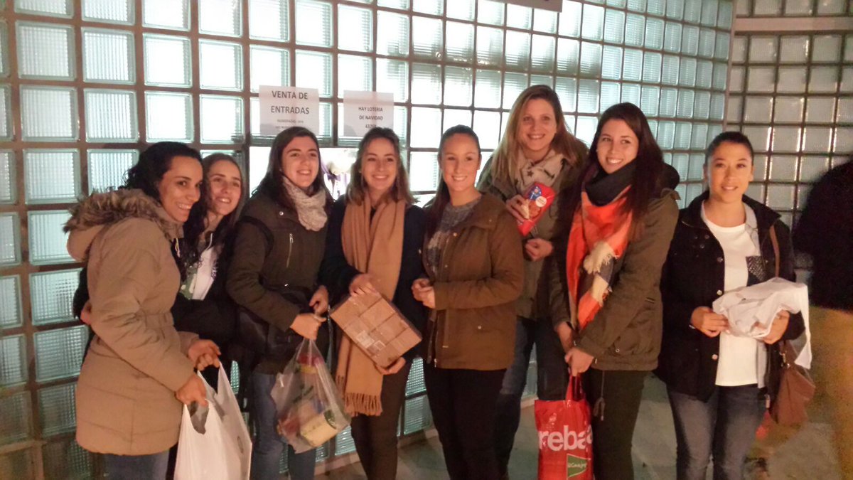 FundLucentum's tweet photo. Tiempo de descanso y de homenaje al #FLBAAkra Sénior "A", vencedor de la #LligaValenciana.
¡Enhorabuena, campeonas! https://t.co/4hQ9ekz9YU