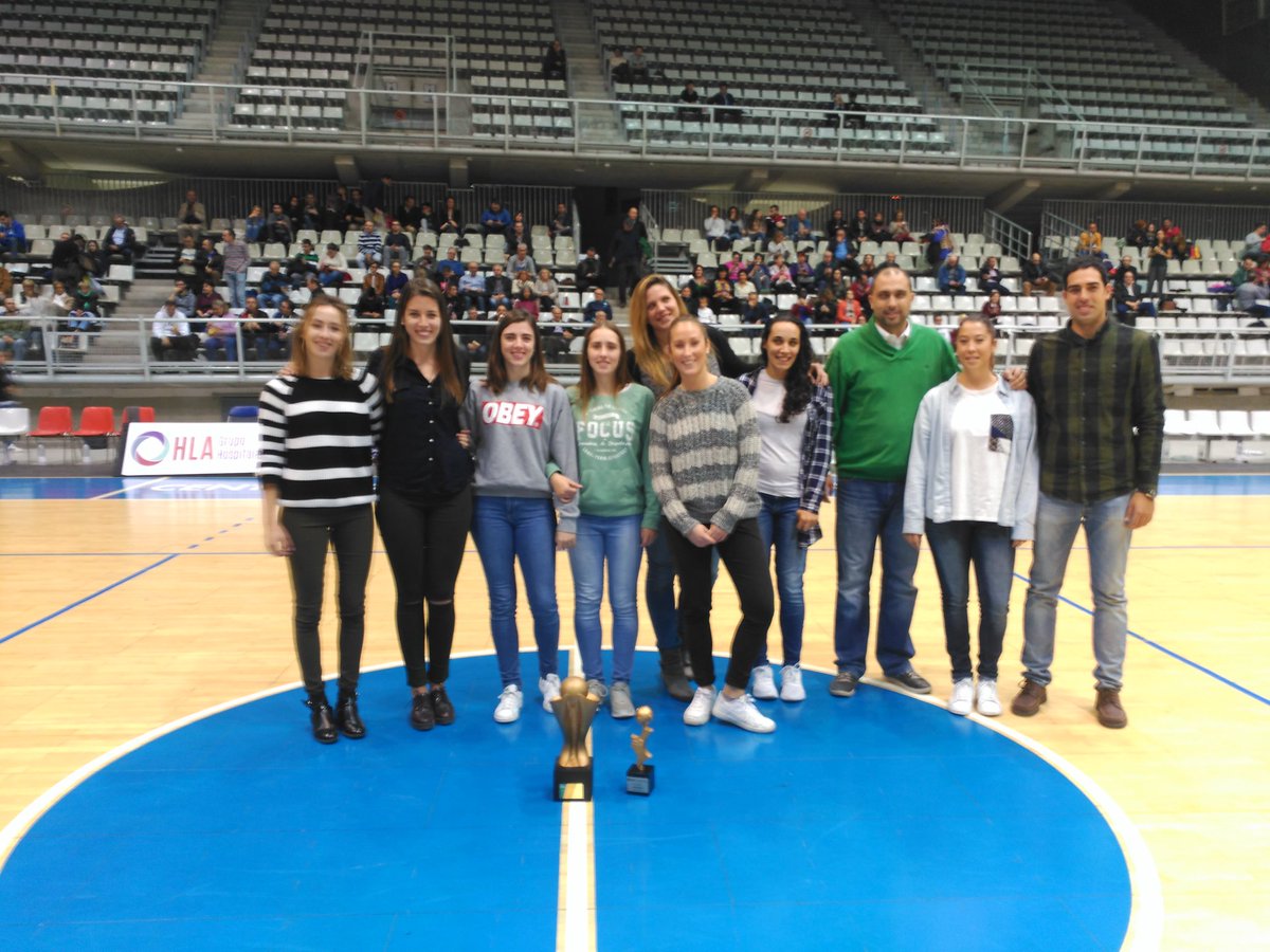 FundLucentum's tweet photo. Tiempo de descanso y de homenaje al #FLBAAkra Sénior "A", vencedor de la #LligaValenciana.
¡Enhorabuena, campeonas! https://t.co/4hQ9ekz9YU