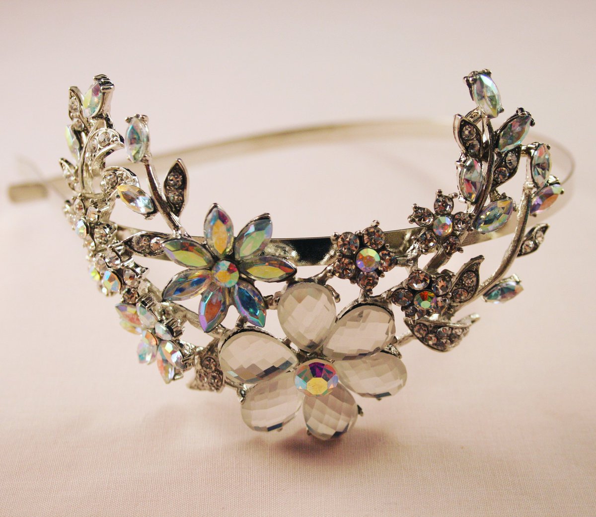 Stunning curved floral side tiara

#bettyrose #wedding #bride #tiara #bling #princess #crystal #bridalaccessories #hairaccessories