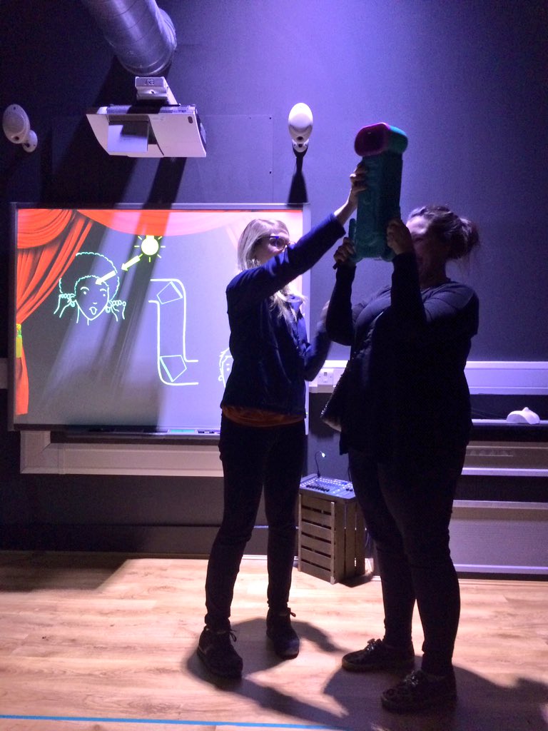 MissThomasonY6's tweet photo. Mrs Clegg @anne_y6 having a WOW and wonder-full moment using periscopes at @msimanchester @UoMSEERIH #wwwdot #scienceisfun https://t.co/1k36i8OeUR