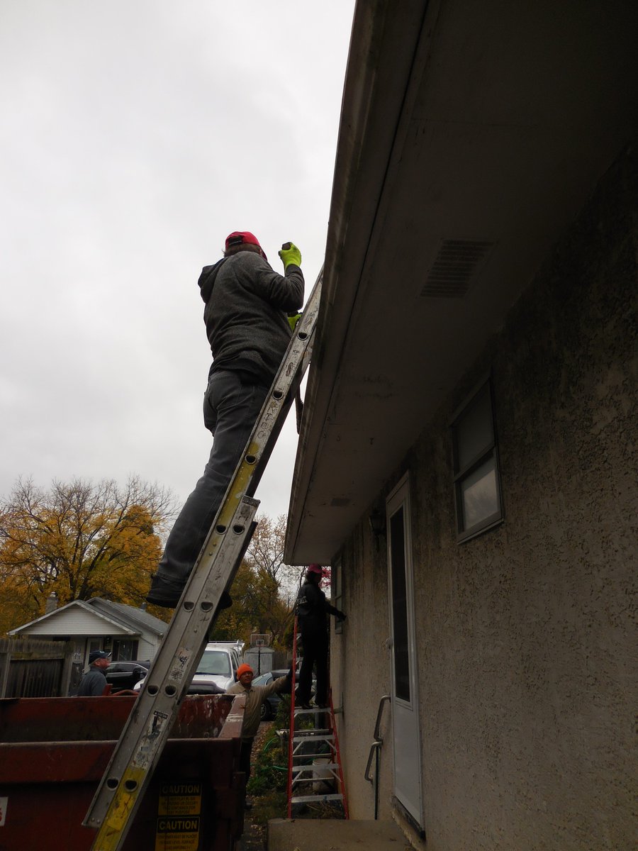 ModconLiving's tweet photo. @FifthThird volunteers serving those that have served us. #53Vets https://t.co/ZZ5spU0FhB
