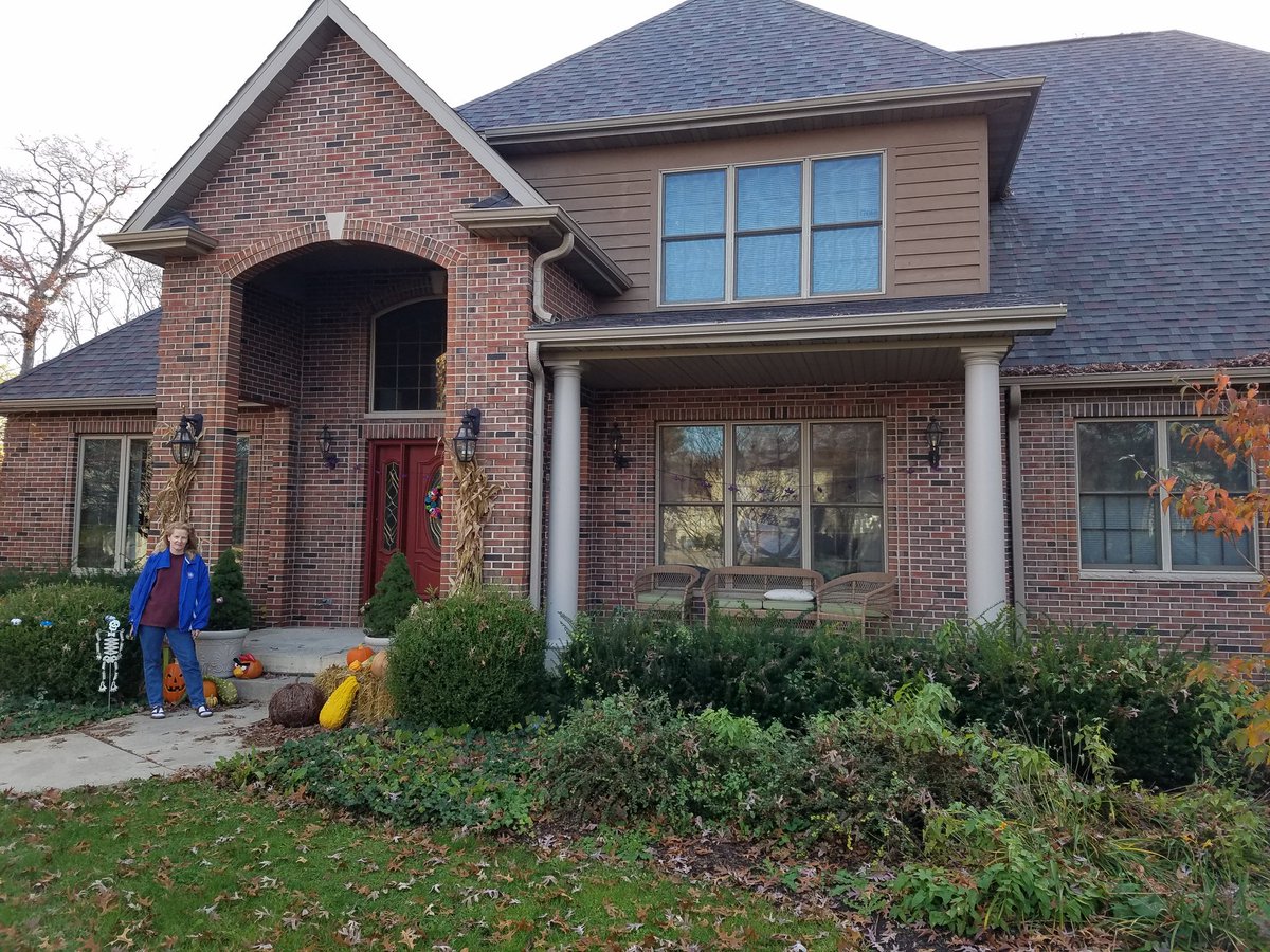 FriesenJonathan's tweet photo. Tweeting to Singapore! Can't wait for #swf16 first stop, this lovely home in Chicago. #amwriting #NaNoWriMo #Singapore https://t.co/ejv9zuPpSG