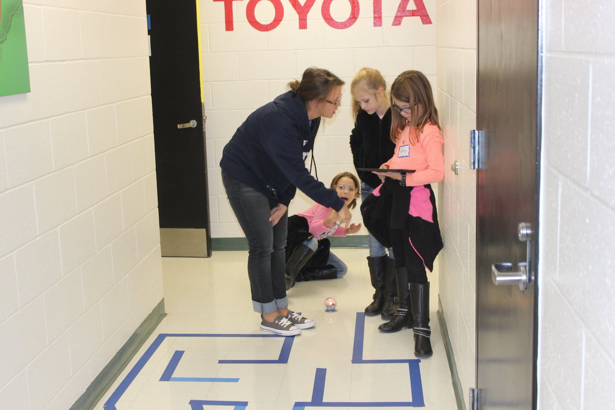 nkymakerspace's tweet image. Thank you @BES_Eagles and Mrs. Kemper for learning #sphero and #lightninglab programming with us today!