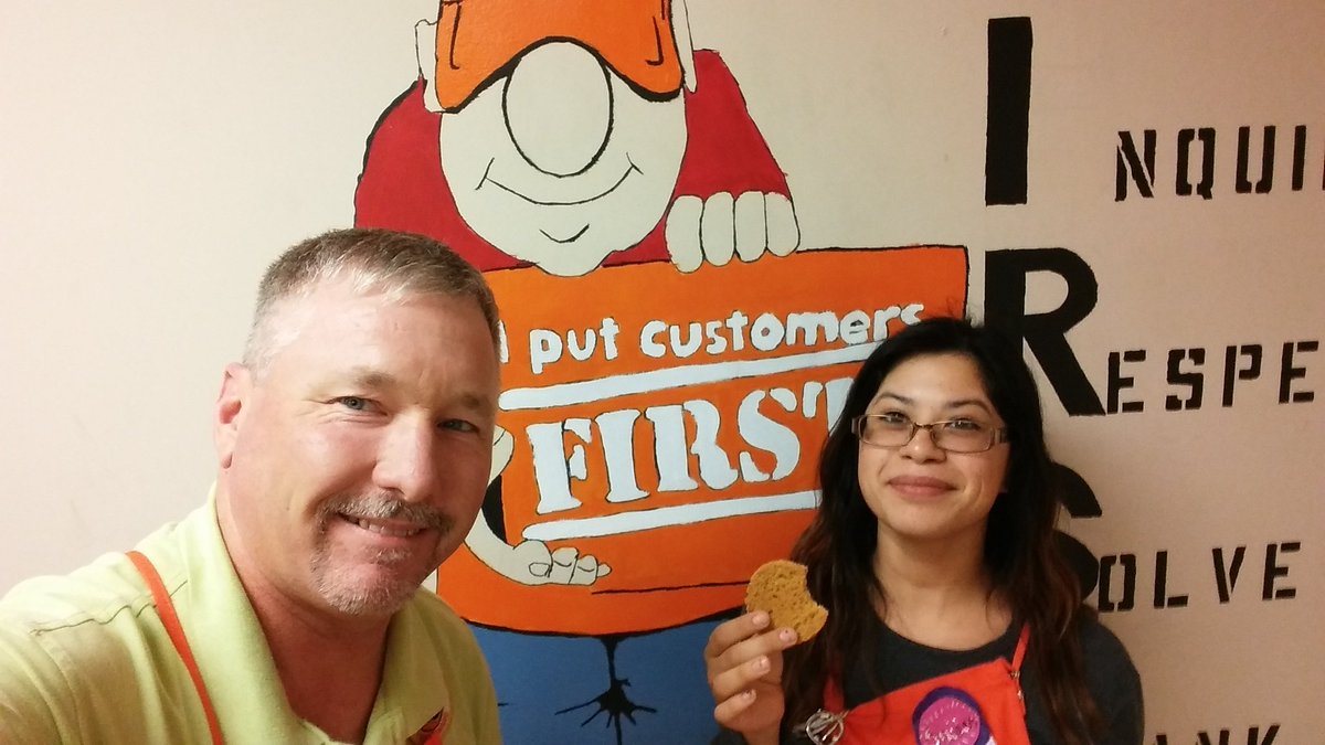 lesmages84's tweet photo. Cashier,Mercedes, celebrating with her fellow cashiers, hitting over $20K YTD in front end recoveries! @FarberGary @JarrodFarmer4. #6587 https://t.co/nwNQmKtGIP
