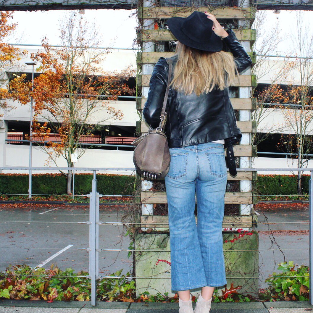 samanthayonge's tweet photo. Is anyone else in semi-constant fear of losing their hats in the wind? 🌬🌬🌬#fashionblogger #fedora #blog https://t.co/d6GMXMQT9O